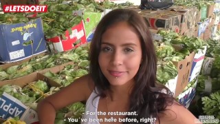 Imagen Colombiana muchachita linda del mercado la convence de grabar vídeo follando